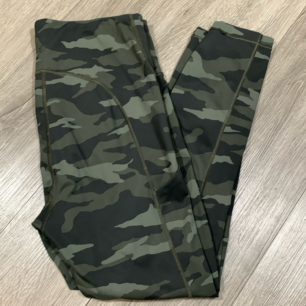 Athleta “Ultimate 7/8” Green Camouflage Leggings      size M